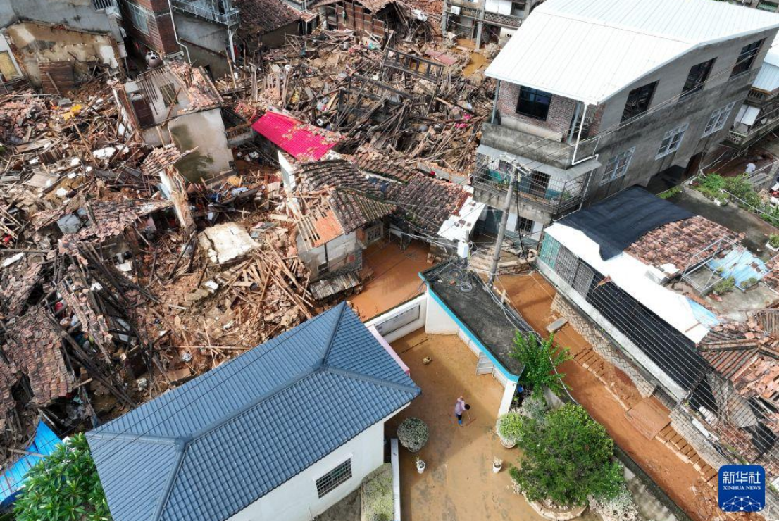泥泞中开出“安心路”，风雨里架起“连心桥”